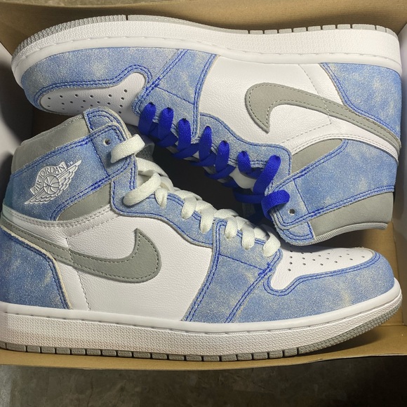 Jordan 1 Hyper Royals - Picture 2 of 3
